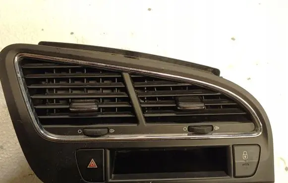Peugeot 5008 Dash center air vent grill