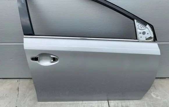 Toyota Auris E180 Front door