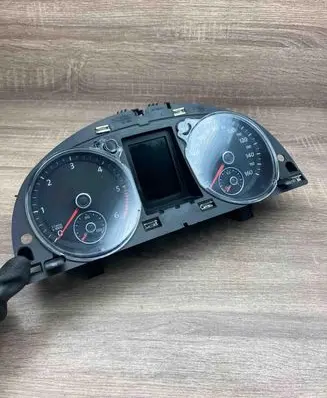 Volkswagen PASSAT B7 Speedometer (instrument cluster) 3AA920970E