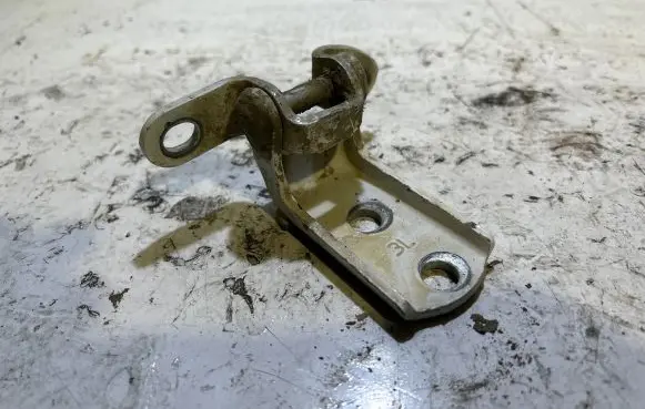 Toyota Hilux (AN10, AN20, AN30) Front door upper hinge