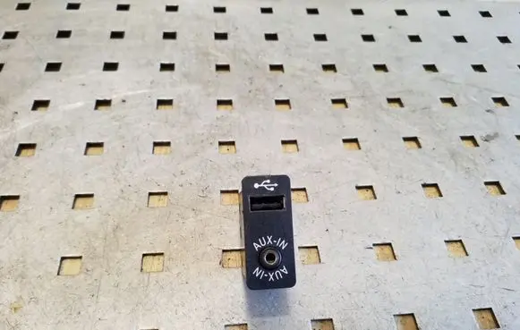 BMW 5 F10 F11 AUX in-socket connector 8410923765301
