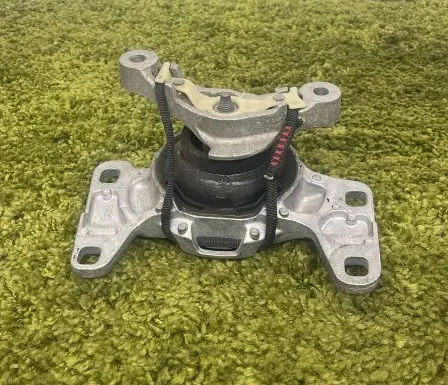 Volvo V40 Engine mount bracket 326F11B