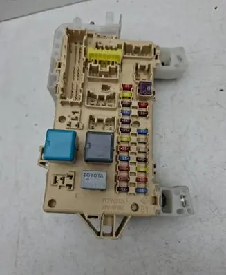 Toyota Corolla Verso AR10 Fuse module 892210F010