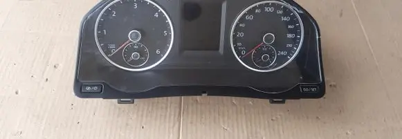 Volkswagen Tiguan Speedometer (instrument cluster) 5N0920883G