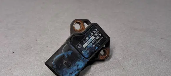 Volkswagen PASSAT B6 Air pressure sensor 038906051D 0261230073