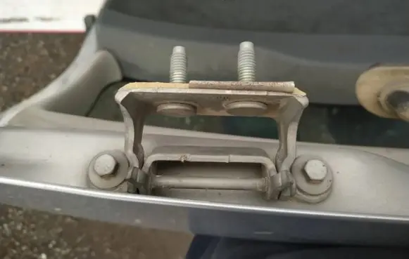 Volvo V50 Tailgate/trunk/boot hinge