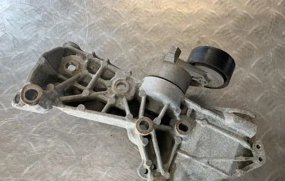 Renault Scenic III - Grand scenic III Generator/alternator bracket 8200669495