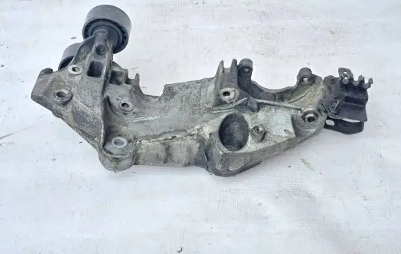 Nissan Qashqai Engine mounting bracket 8200527320