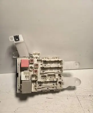 Toyota Auris 150 Fuse module 8273012200
