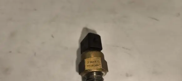 BMW 5 E34 Coolant temperature sensor 2243815 BHW101C