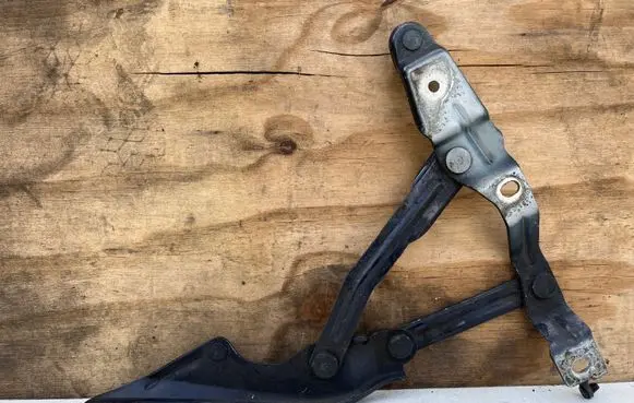 Engine bonnet/hood hinges