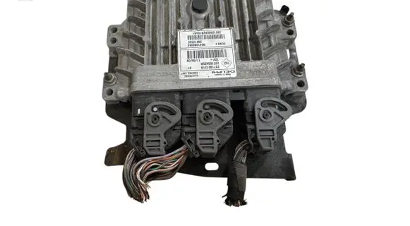 Renault Megane III Engine control unit/module 237100121R 237100425R R0413B006E
