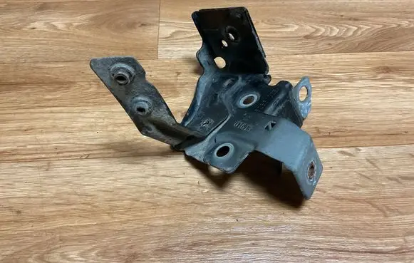 Renault Megane III Fender mounting bracket 6256102E
