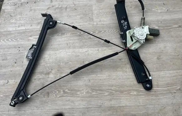 BMW 1 E82 E88 Front door window regulator with motor 6978846 7286142 67627286142