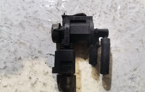 Volkswagen PASSAT B6 Vacuum valve 1J0906283C