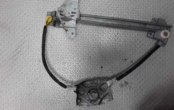 Rear door manual window regulator