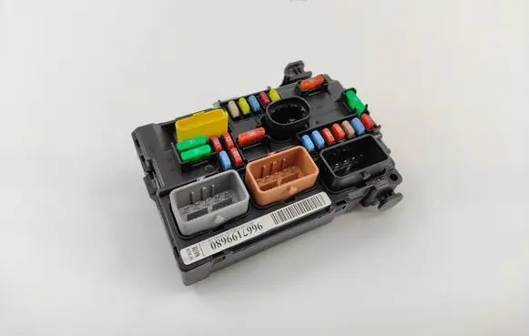 Peugeot 207 Fuse module 9667199680