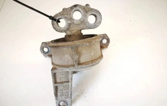 Opel Zafira A Engine mount bracket 90575772