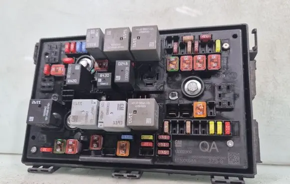 Opel Astra J Fuse box set 13302309