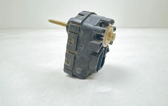 Headlight level adjustment motor
