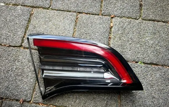 Tesla Model 3 Tailgate rear/tail lights 1502088-00-B