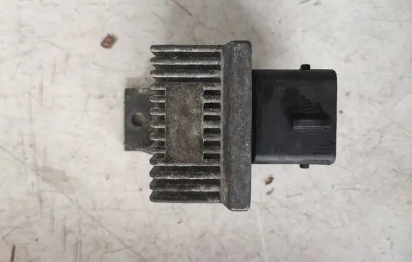 Opel Vivaro Glow plug pre-heat relay 9640469680A