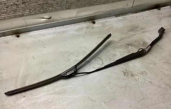 Mitsubishi Outlander Front wiper blade arm
