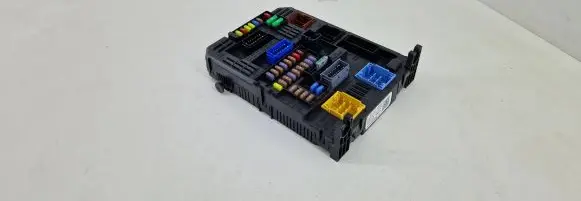 Peugeot 3008 II Fuse module 9819851280 28550129 1991844182