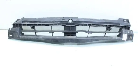 Opel Vivaro Front bumper upper radiator grill 620300102R
