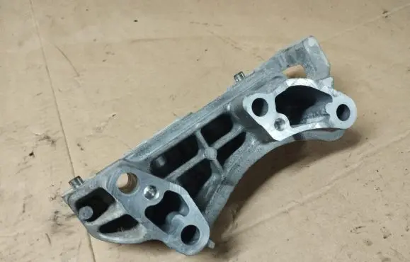 Peugeot 308 Engine mounting bracket 9673585780