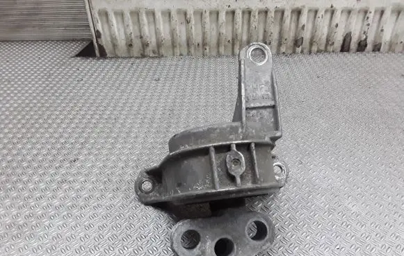 Opel Zafira B Engine mount bracket 90539246