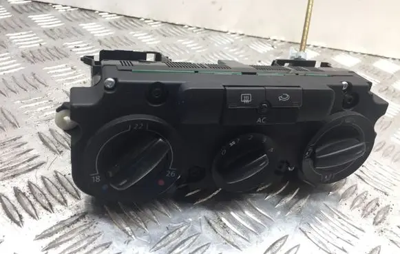Volkswagen PASSAT B6 Climate control unit 3C1820045A 8258