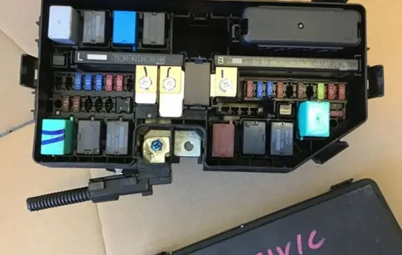 Honda Civic IX Fuse module