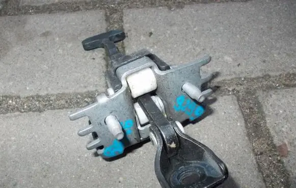 Citroen C3 Rear door check strap stopper