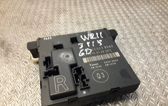 Mercedes-Benz E W211 Door control unit/module 2118704126 A2118704126