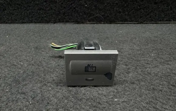 Ford Focus Windscreen/window heater switch 8V4T18C621AA