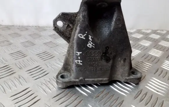 Audi A4 S4 B5 8D Engine mounting bracket 8D0199308D