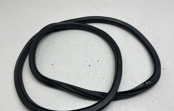 Volkswagen Jetta VII Rear door rubber seal (on body) 17A867913A
