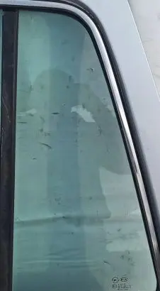 KIA Sportage Rear vent window glass Pilka