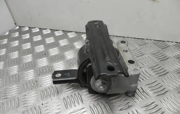 Mitsubishi Lancer VIII Engine mount bracket VD18447