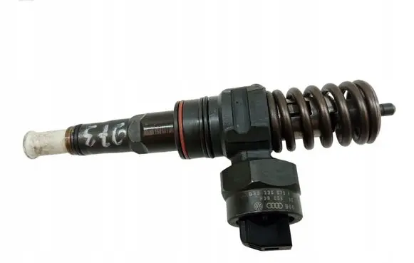 Volkswagen Bora Fuel injector 038130073F
