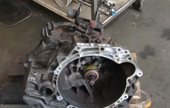 Toyota Yaris Manual 5 speed gearbox 3311105041