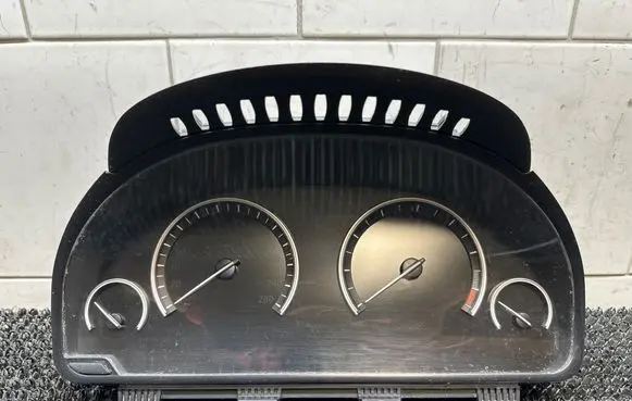 Speedometer (instrument cluster)