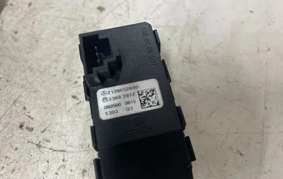 Mercedes-Benz E W212 Hazard light switch 2129052600 33692812