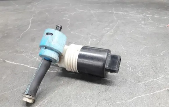 Volkswagen PASSAT B4 Windscreen/windshield washer pump 1H6955651