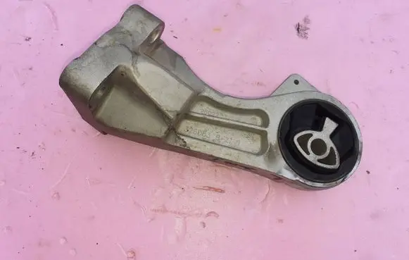 Engine mount vacuum valve