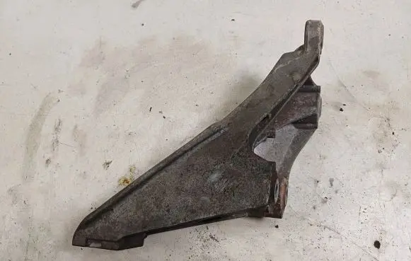 Audi A6 S6 C6 4F Engine mounting bracket 4F0199307R