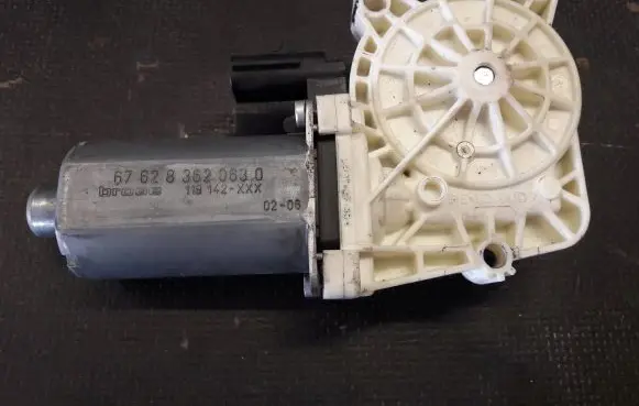 Jeep Cherokee Front door window regulator motor