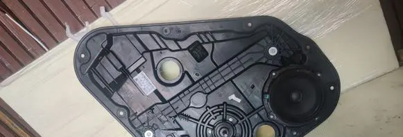 Rear door manual window regulator
