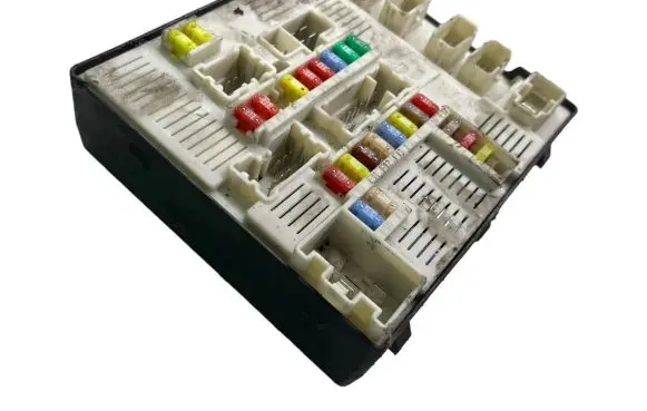 Renault Megane III Fuse module 284B60008R 519339311 8229103840